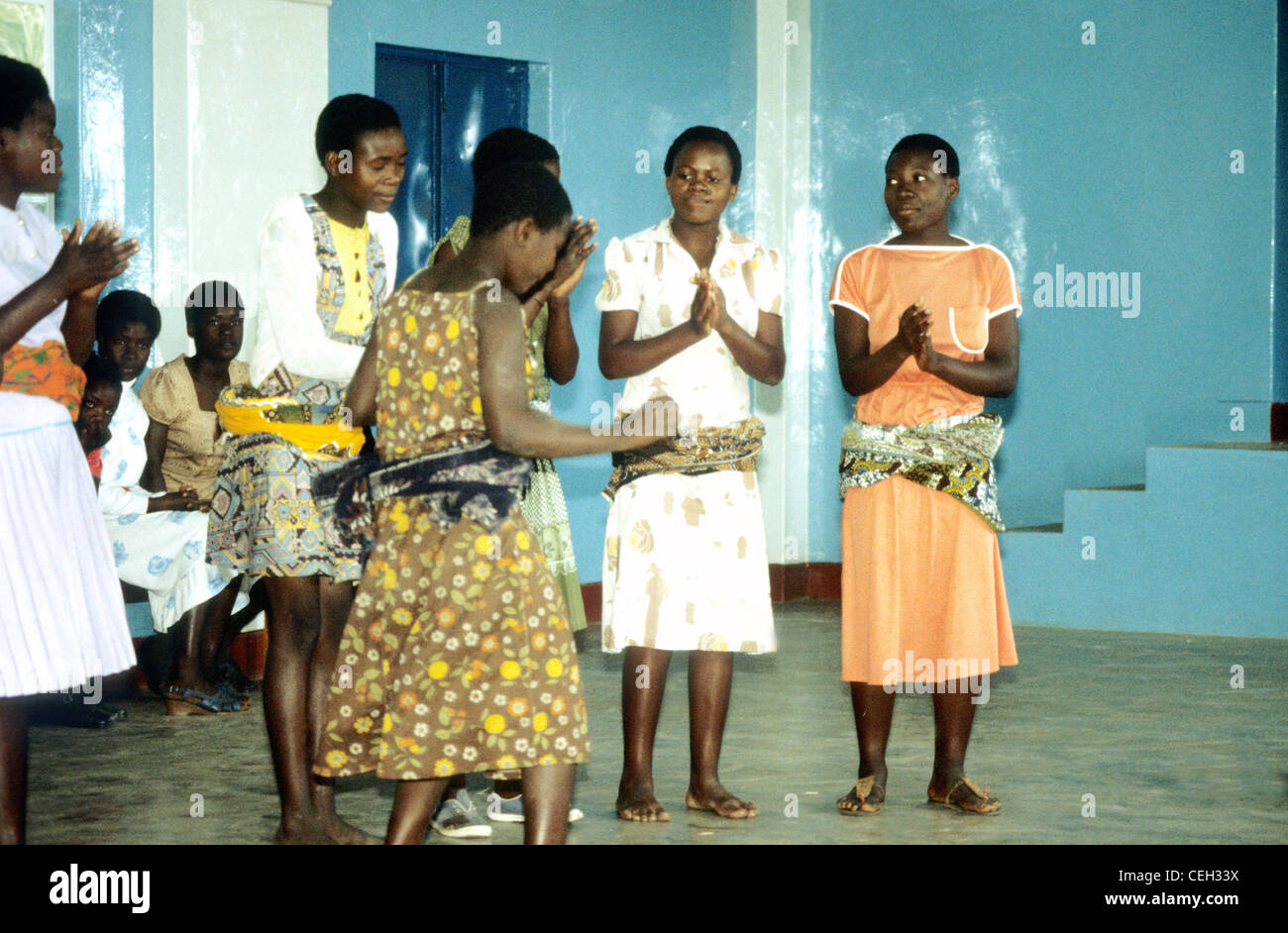 Studentinnen zeigen lokale Tanz in Sambia Schulraum Stockfoto