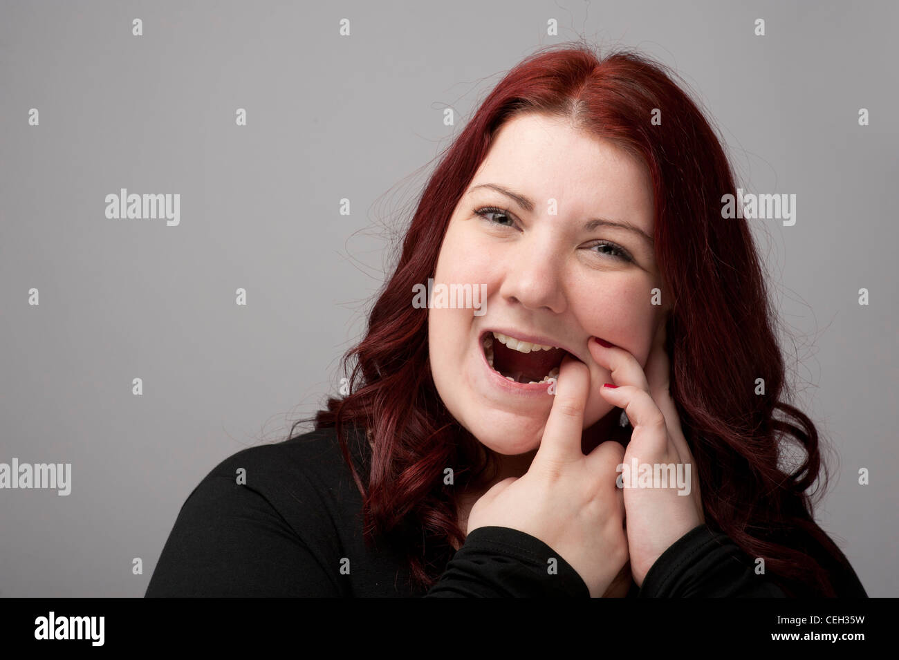 Kastanienbraunen Haare Kaukasische Frau an schmerzhafte Zähne Zahnschmerzen oder Schmerzen leiden Zahnfleisch Zahn Mundgeschwür Mundgesundheit gum Stockfoto