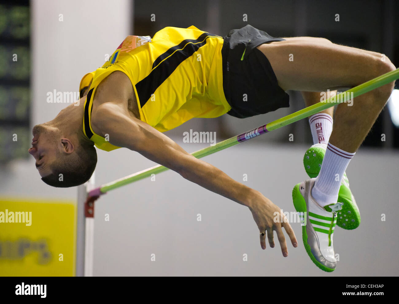 Robbie Krabarz im Hochsprung bei der Aviva Indoor UK Prüfungen und Meisterschaften im Wettbewerb Stockfoto