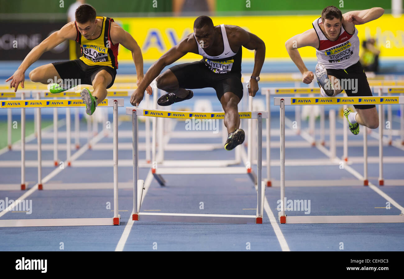 Andy Blow, Joseph Hylton und Andrew Sturrock im Wettbewerb in der ersten Hitze von 60m-Hürdenlauf der Männer bei den Aviva indoor Trials. Stockfoto