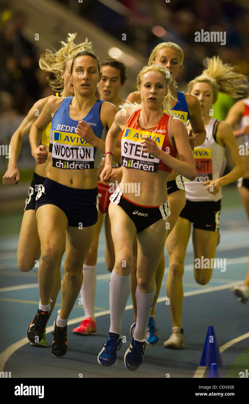 Gemma Stahl führt die 3000m bei der Aviva Indoor UK Prüfungen und Meisterschaften. Stockfoto