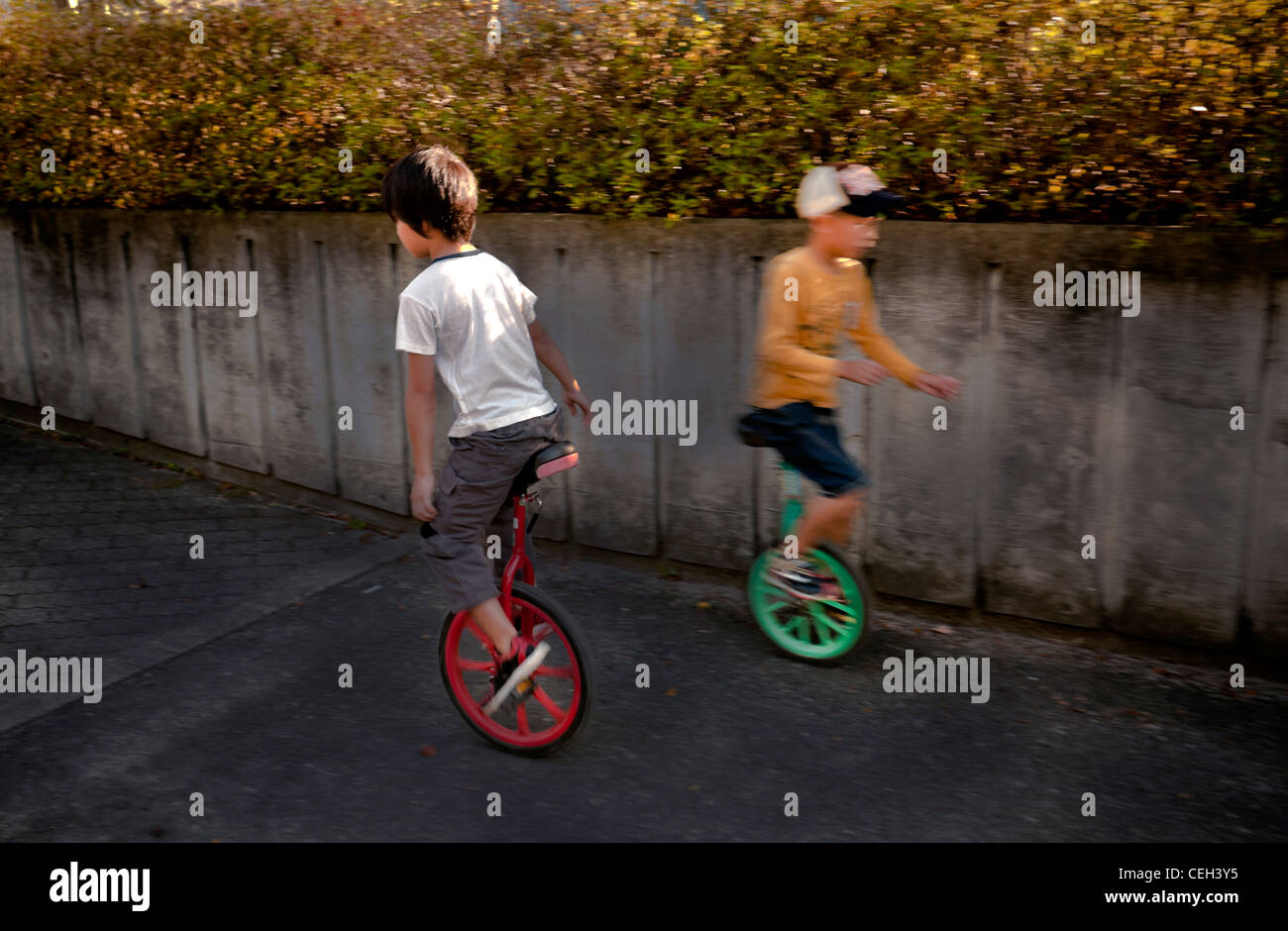 Kinder gehen auf ein einziges Rad Fahrrad Stockfoto
