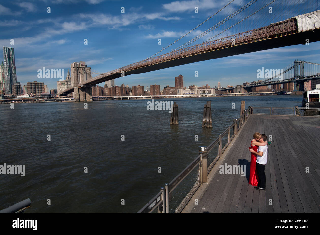 Nur verheiratete Paar Homosexuell küssen unter der Brooklynbridge, New York Stockfoto