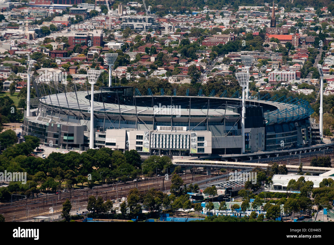 Luftbild vom Rialto Tower des Melbourne Cricket Ground (MCG) neben den Yarra River. Stockfoto