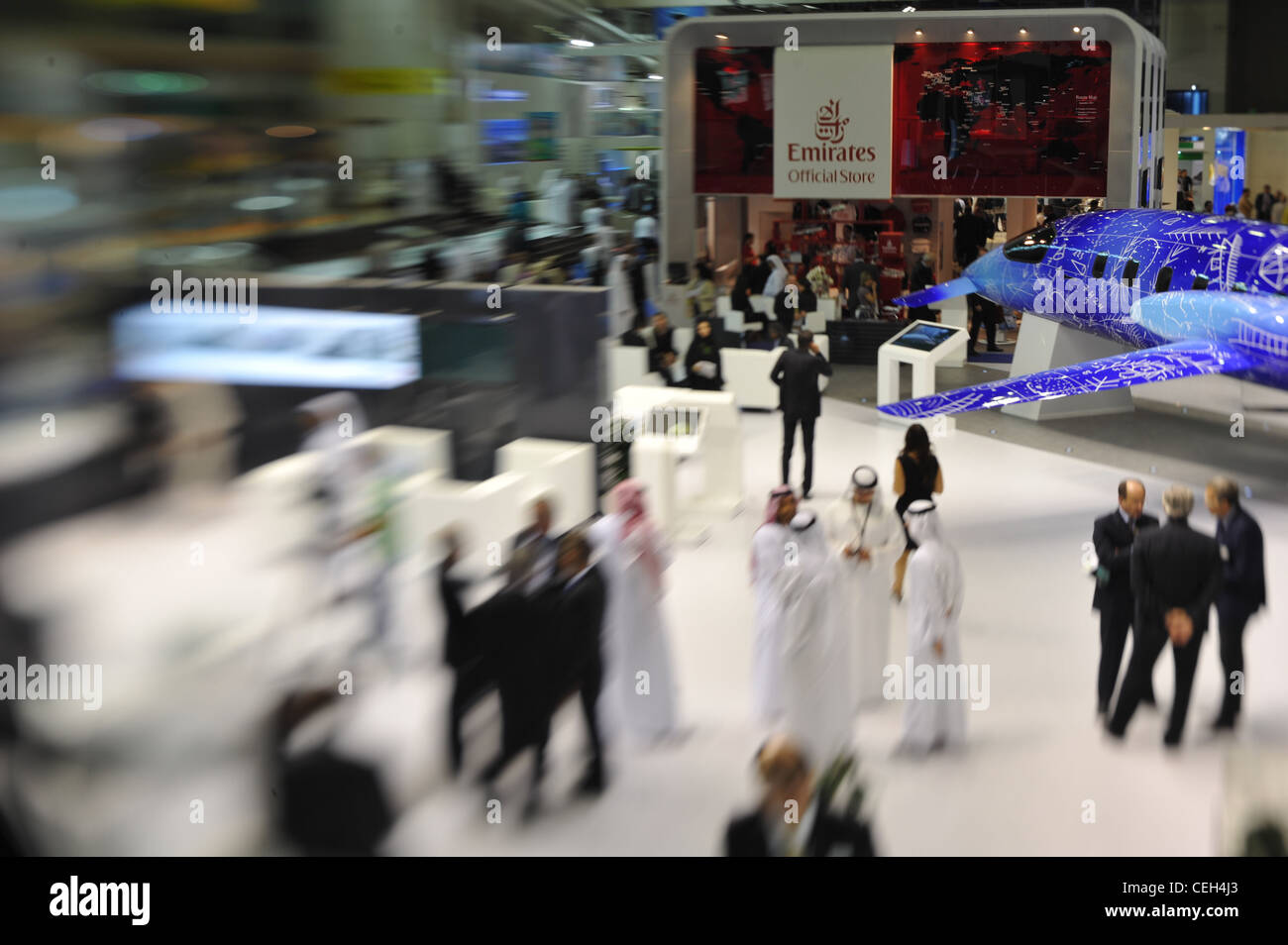 Die 12. Dubai Airshow findet vom 13. Bis 17. November auf der Airport Expo der Stadt statt. Die Veranstaltung ist mit fast 1,000 Ausstellern aus 50 Ländern und mehr als 55,000 Fachbesuchern vertreten. Die Veranstaltung umfasst statische Modelle von Flugzeugen von Stützpunkten in der Golfregion, Europa und den USA. Die Displays der Luftwaffe, Armee und Marine werden verwendet, um die breite Palette von Fähigkeiten der US-Militärluftmacht hervorzuheben. Stockfoto