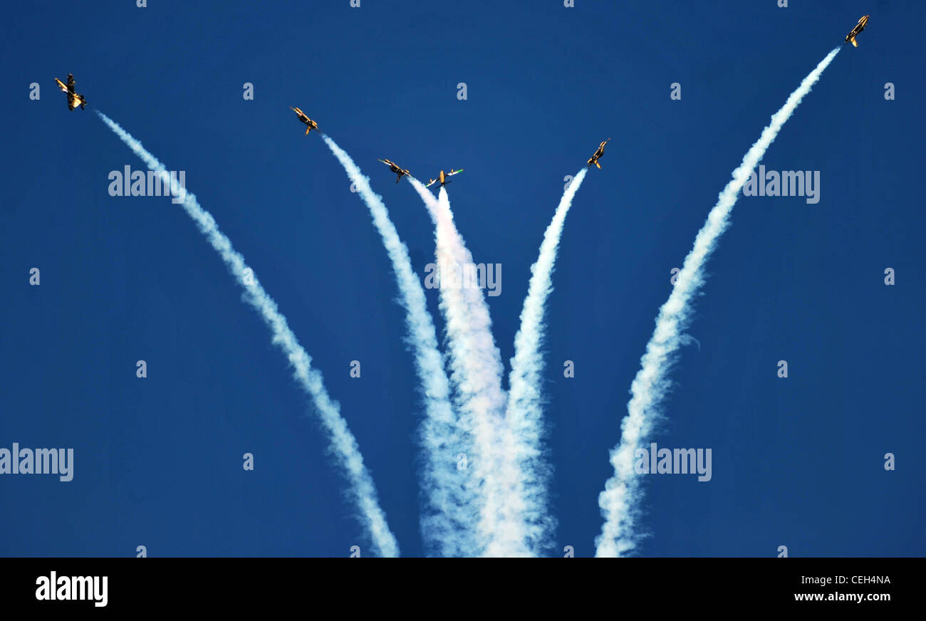 Ein Kunstflugteam fliegt während der Dubai Airshow auf der Airport Expo am 14. November 2011 in Dubai, Vereinigte Arabische Emirate über den statischen Flugzeugpark. Die Veranstaltung begrüßt mehr als 100 Flugzeuge, von denen einige zum ersten Mal im Nahen Osten zu sehen sind. Die tägliche Flugdemonstration zeigt eine vollständige Reihe von zivilen und militärischen Flugzeugen, einschließlich der Eurofighter Typhoon, Boeing F-18 Super Hornet, F-15 Eagle C, und Dassault's Rafale Kämpfer vom 13. Bis 17. November. Stockfoto