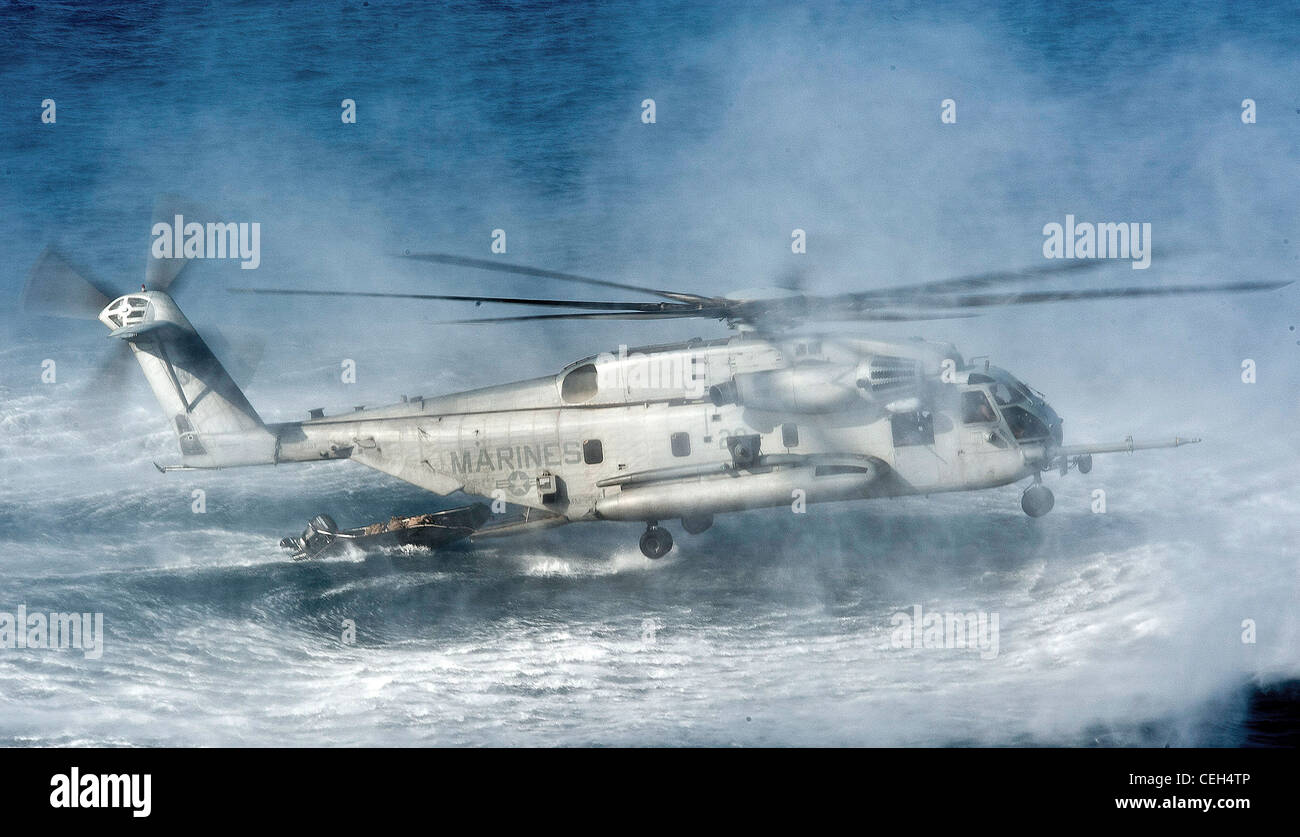 Marines, die der 11. Marine Expeditionary Unit zugewiesen sind, führen Einfügeübungen von einem CH-53E Super Hengst Hubschrauber in ein Kampfgummi-Raiding-Schiff durch. Die 11. MEU wird an Bord des amphibischen Sturmschiffs USS Makin Island einschifft, das im Verantwortungsbereich der 5. US-Flotte maritime Sicherheitsoperationen und Zusammenarbeit im Bereich der Theatersicherheit unterstützt. Stockfoto