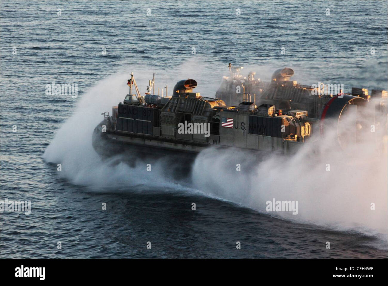 Ein Landing Craft Air Cushion mit Assault Craft Unit 4 verlässt die USS Wasp amphibische Ausbildung, Jan. 31 durchzuführen. Diese Ausbildung ist zur Unterstützung der Übung Bold Alligator 2012, die größte Marine amphibische Übung in den letzten 10 Jahren, stellt die Marine und Marine Corps die Wiederbelebung der gesamten Palette von amphibischen Operationen. Die Übung konzentriert sich auf den heutigen Kampf mit den heutigen Kräften und zeigt gleichzeitig die Vorteile des Seerauschens. Diese Übung findet vom 30. Januar bis zum 22. Februar statt 12, 2012 über Wasser und an Land in und um Virginia und North Carolina. Stockfoto
