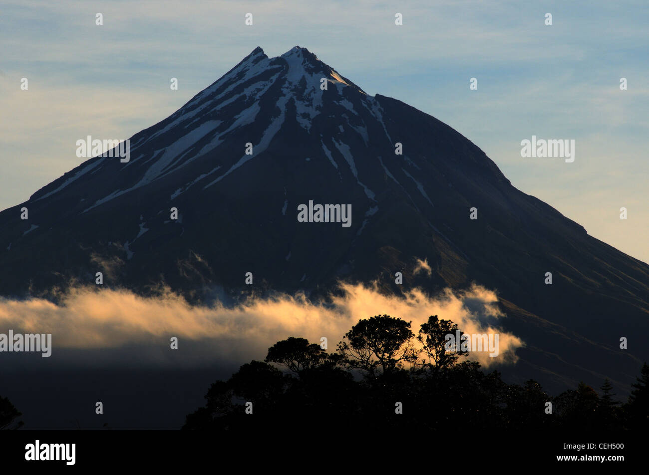 Mount Egmont (Taranaki) in Neuseeland bei Sonnenuntergang Stockfoto