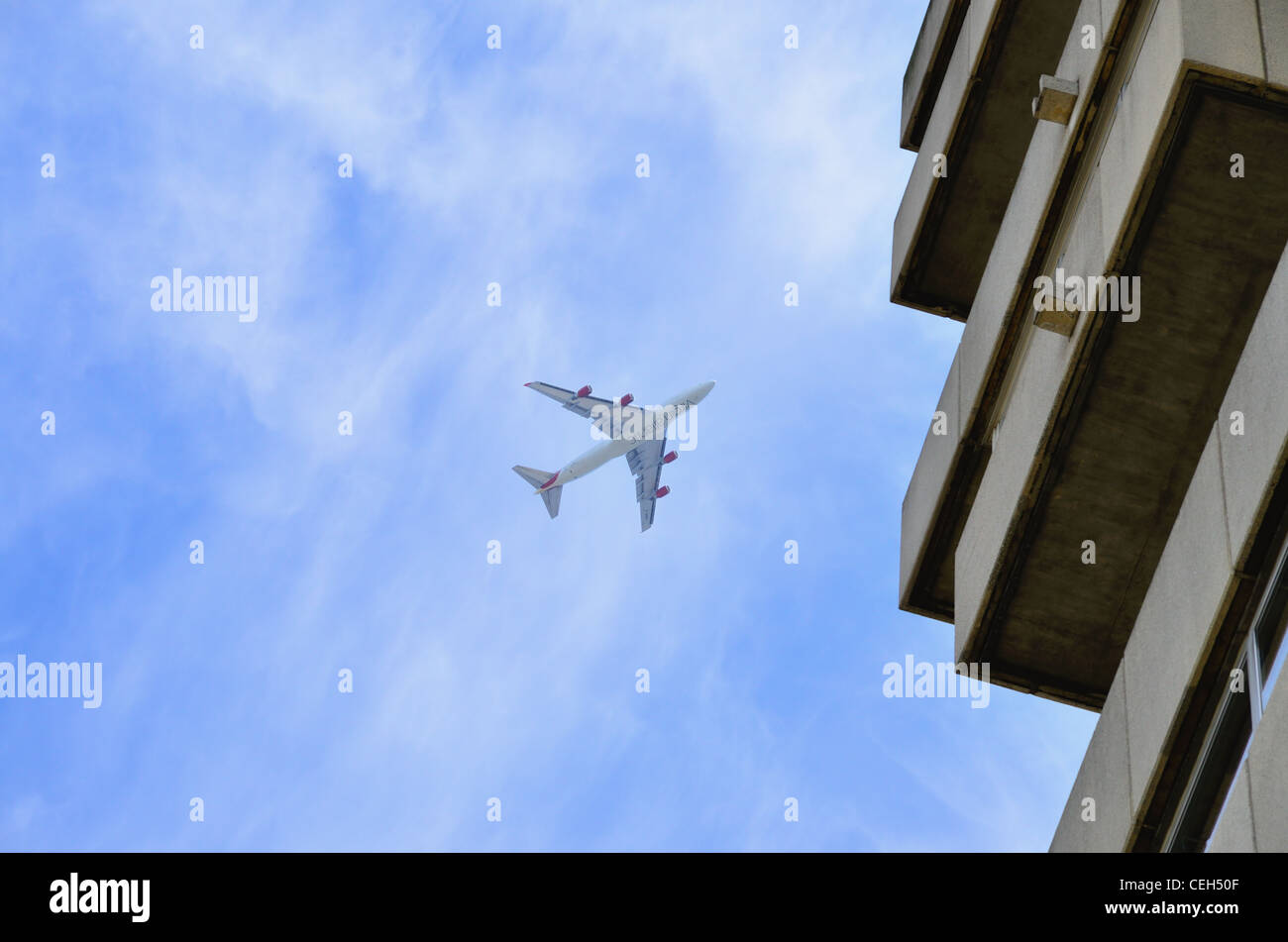 Niedrig fliegende Flugzeug über London Stockfoto