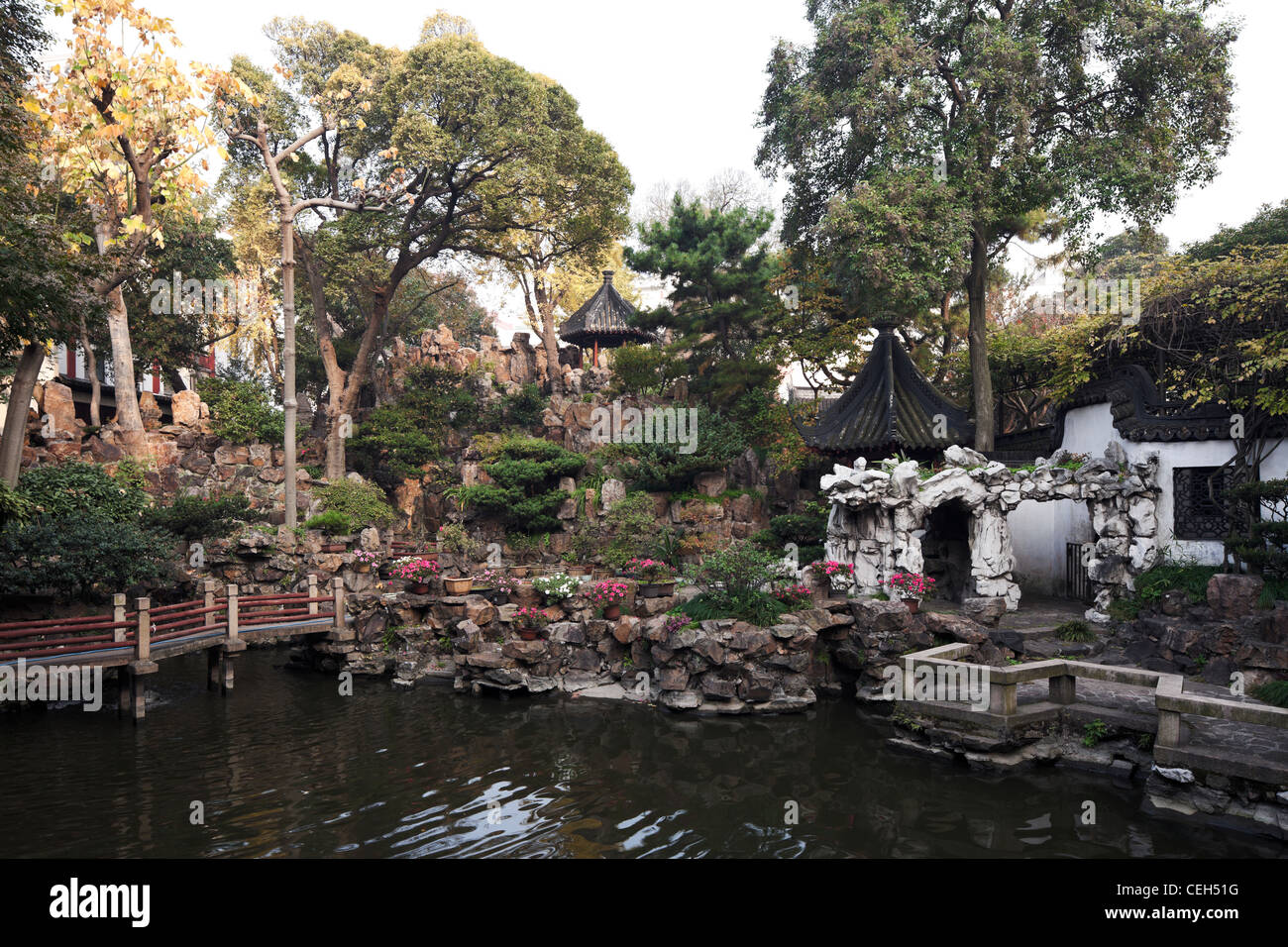 China shanghai Yu Garten Tourismus im freien Landschaften Urlaub Geschichte Baum formalen Garten Touristenort Wohlstand Stockfoto