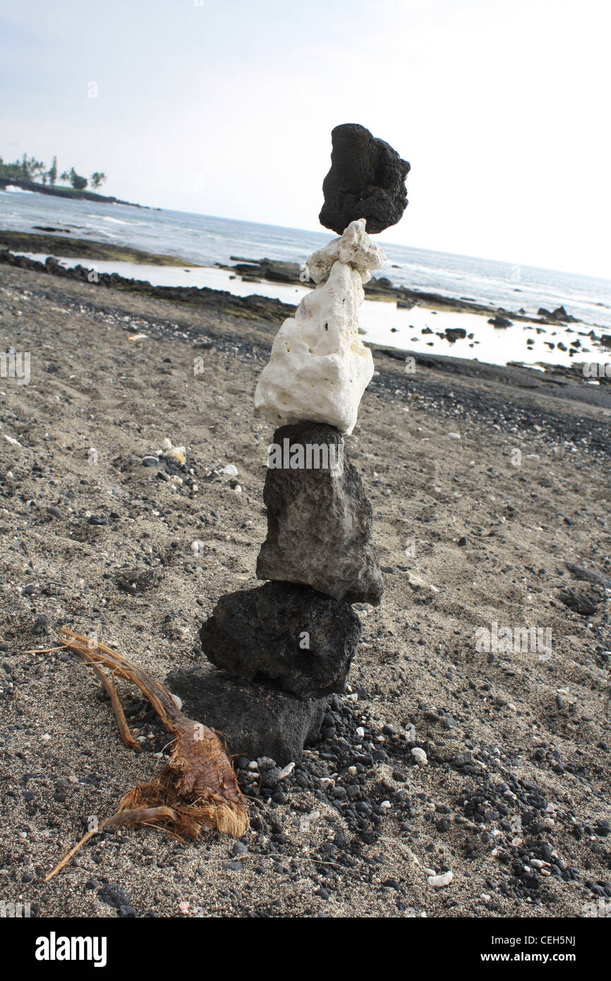 Hawaii ausgewogen gestapelt Rocks Beach Sand Stockfoto