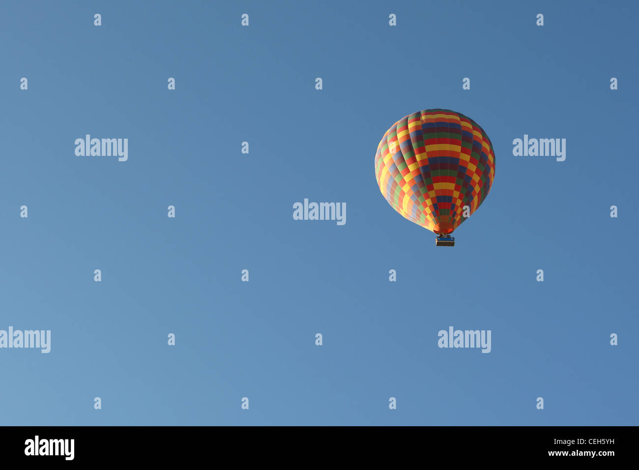 bunte Ballon schwebt in den Himmel der Türkei, Cappadocia Stockfoto