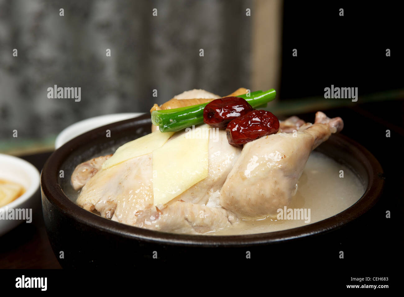 Koreanische Hühnersuppe mit ganzes Huhn Stockfoto