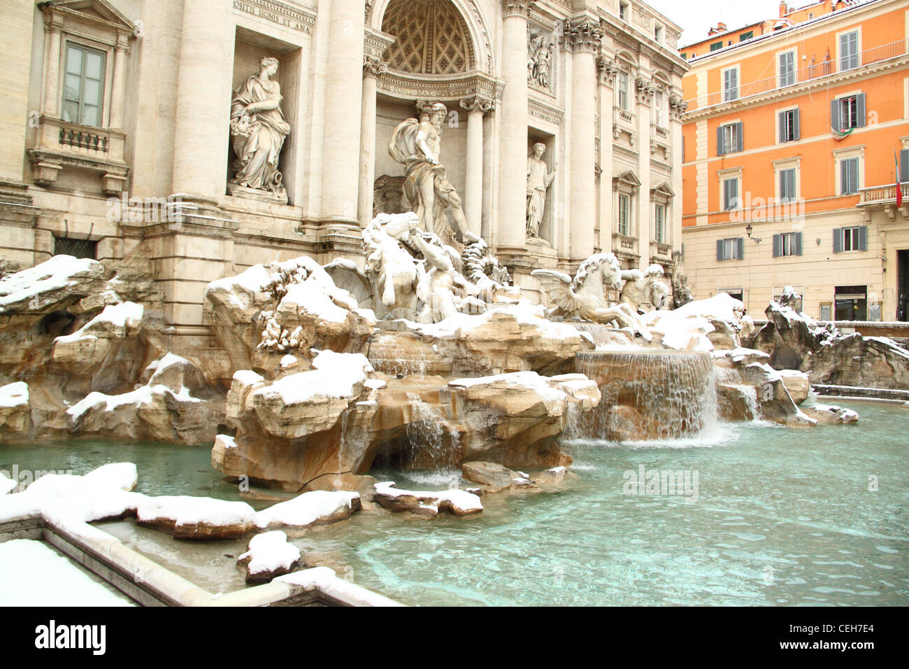 Der Trevi-Brunnen unter dem Schnee, ein wirklich seltenes Ereignis in Rom Stockfoto
