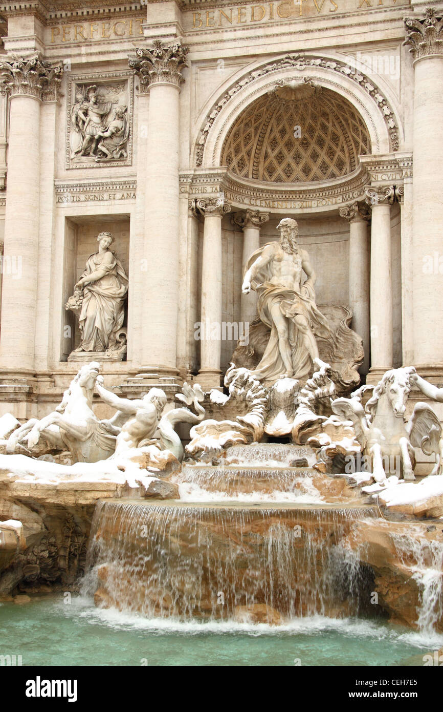 Der Trevi-Brunnen unter dem Schnee, ein wirklich seltenes Ereignis in Rom Stockfoto