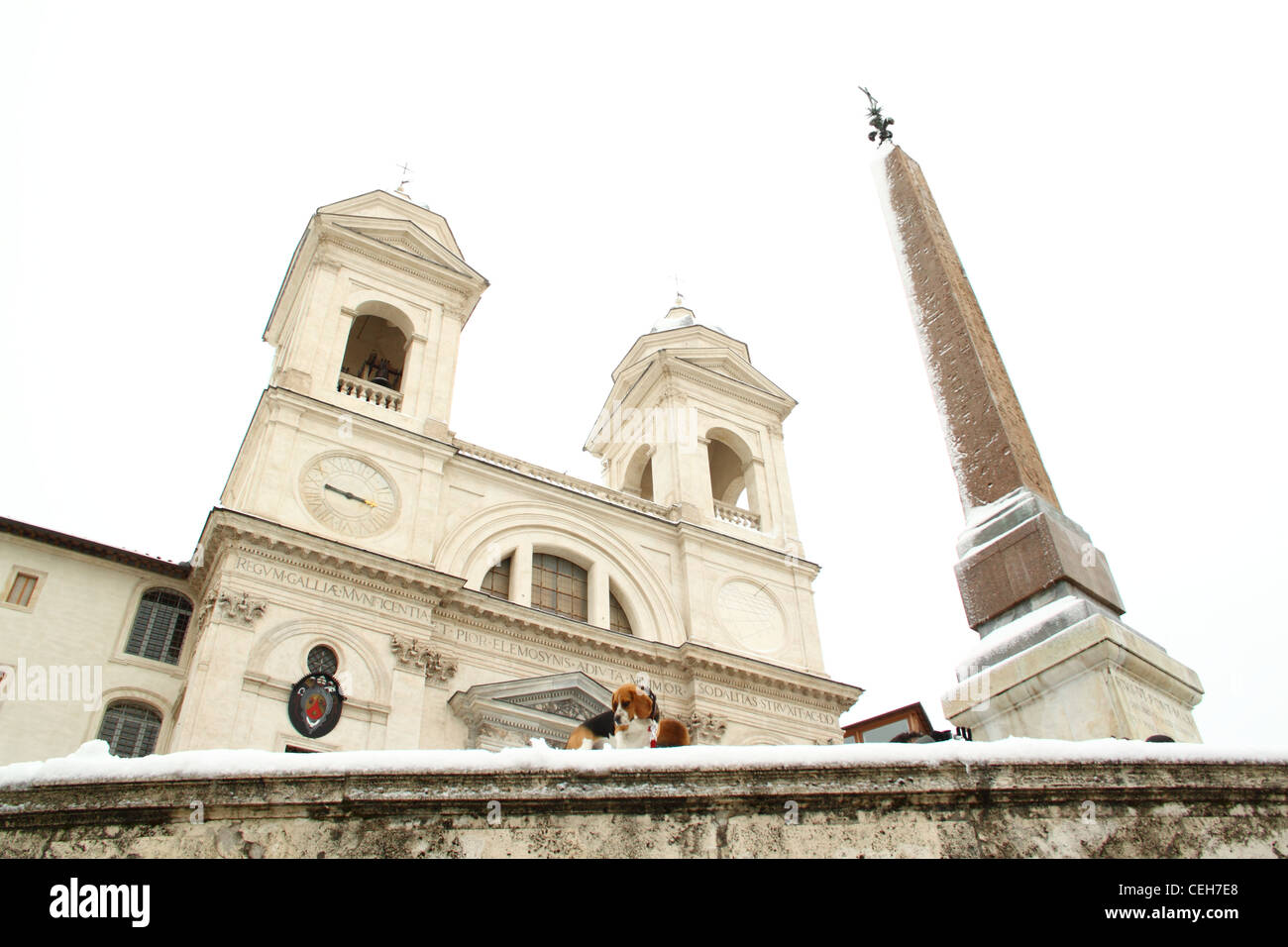 Rom unter dem Schnee, ein wirklich seltenes Ereignis in Rom. Hier hören Sie die Trinità dei Monti, Piazza di Spagna Stockfoto