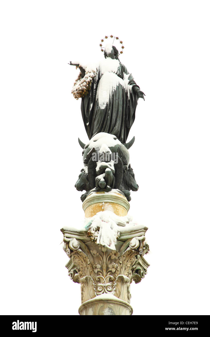 Eine Spalte mit der Bronze-Statue von Madonna unter dem Schnee, ein wirklich seltenes Ereignis in Rom Stockfoto