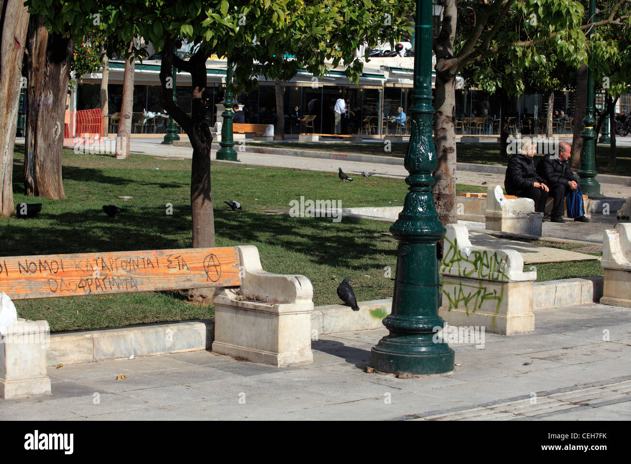 Griechenland Athen Syntagma Square Graffiti auf einer gebrochenen Bank Stockfoto