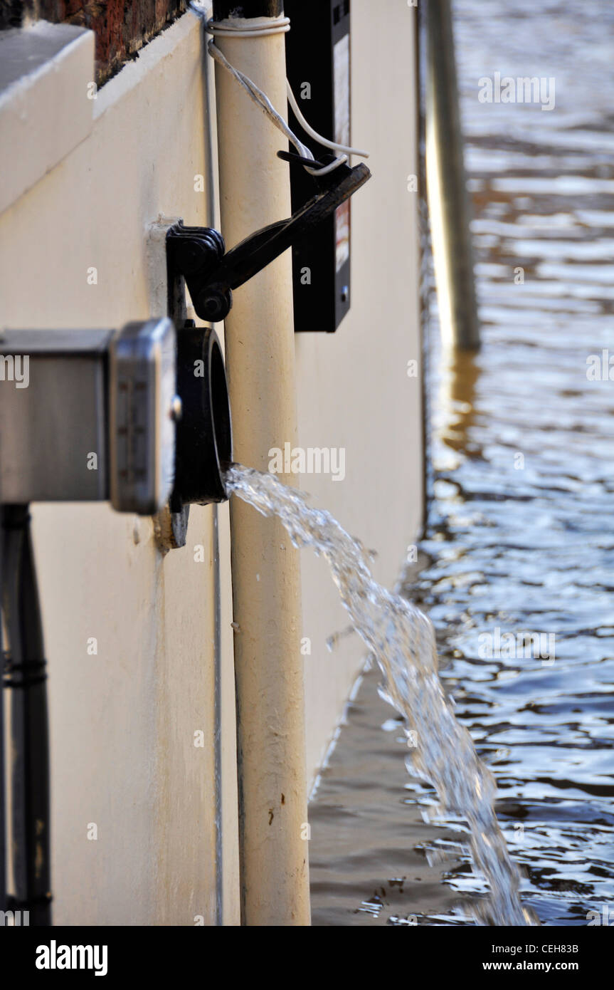 Nahaufnahme der Flutwasser aus Keller gepumpt wird, nach dem Fluss Ouse seine Ufer überflutet hat. Stockfoto