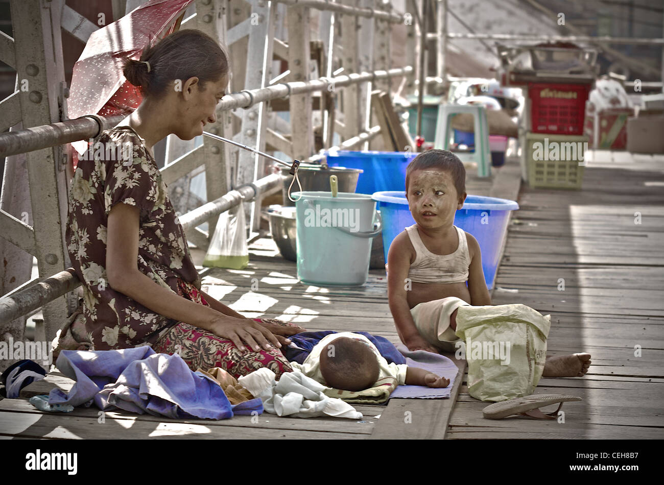 Mutter und Kind in den Straßen von Rangun, Myanmar Stockfoto