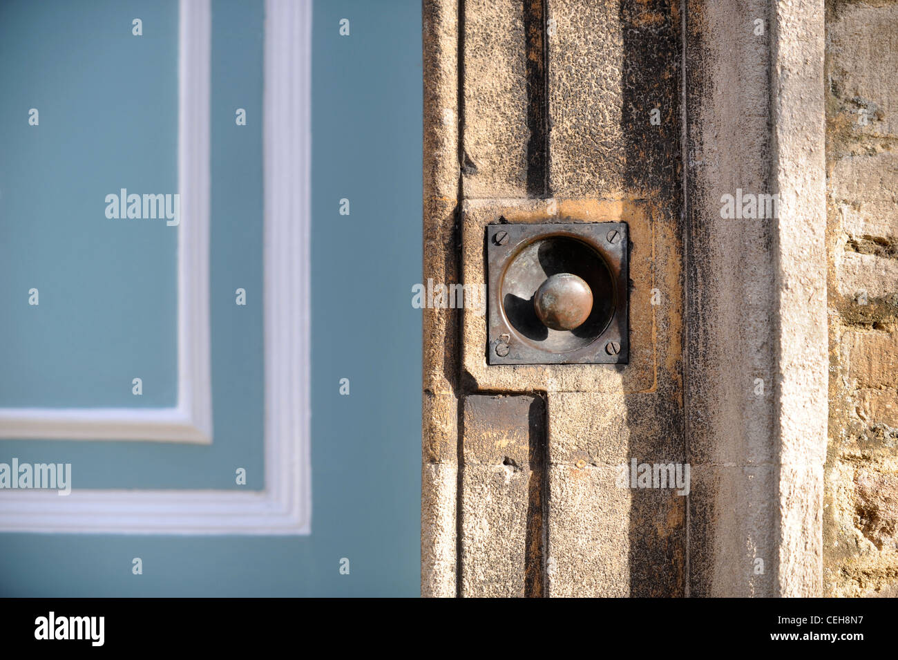 Eine Glocke ziehen durch die Vordertür eines Stadthauses Cotswold Gloucestershire UK Stockfoto