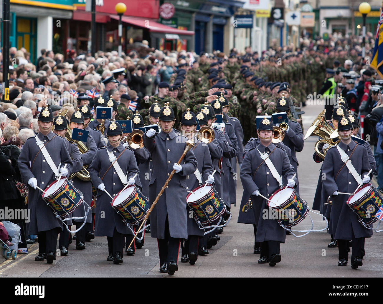 Die 9. Regiment Royal Logistics Corps marschieren durch Chippenham, ein Trommler-und Pfeiferkorps beobachten Familien, Freunde und Einwohner auf. Stockfoto
