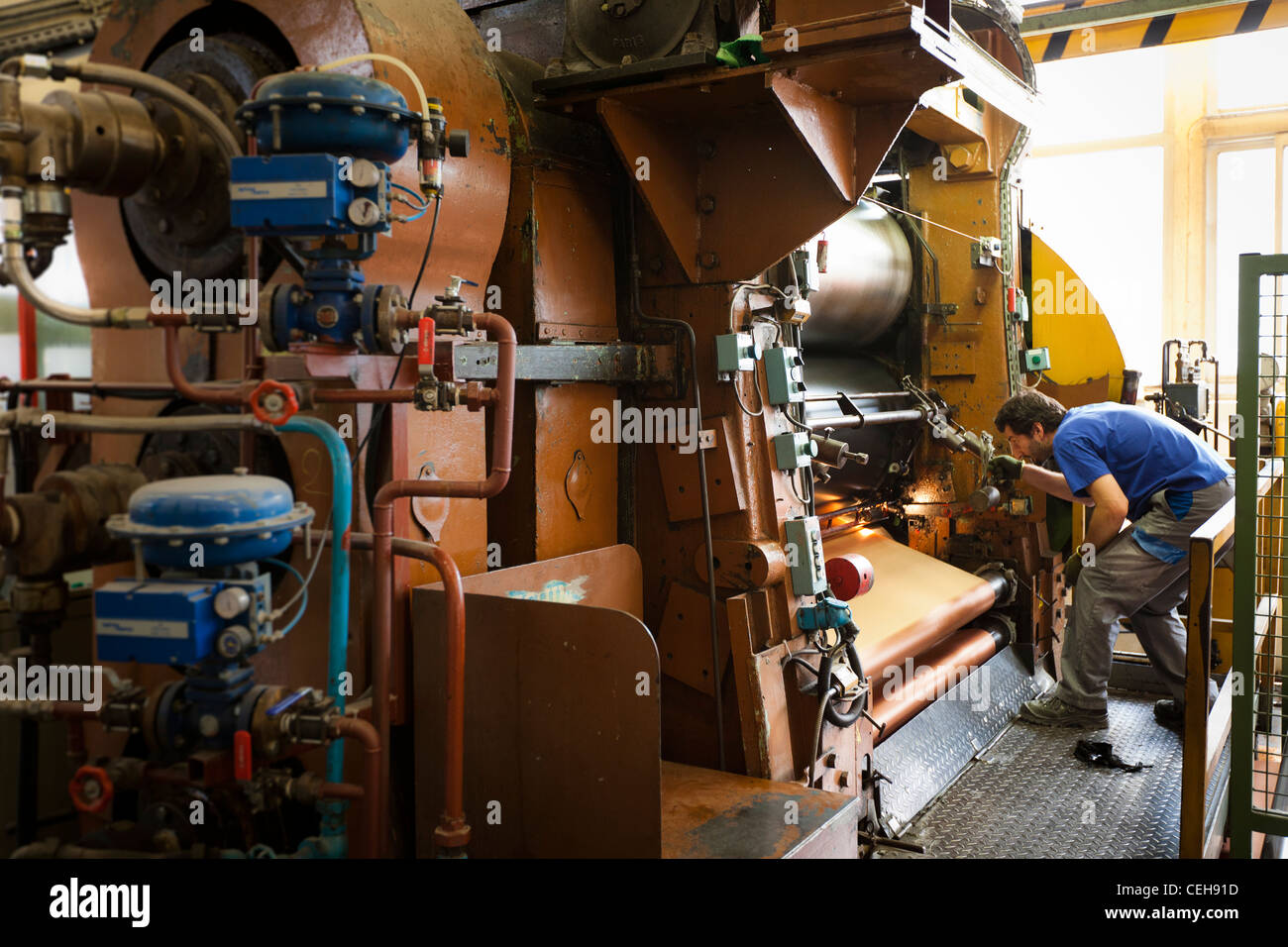 Arbeiter Studien eine komplexe Maschine in der Hutchinson-Reifenfabrik Stockfoto