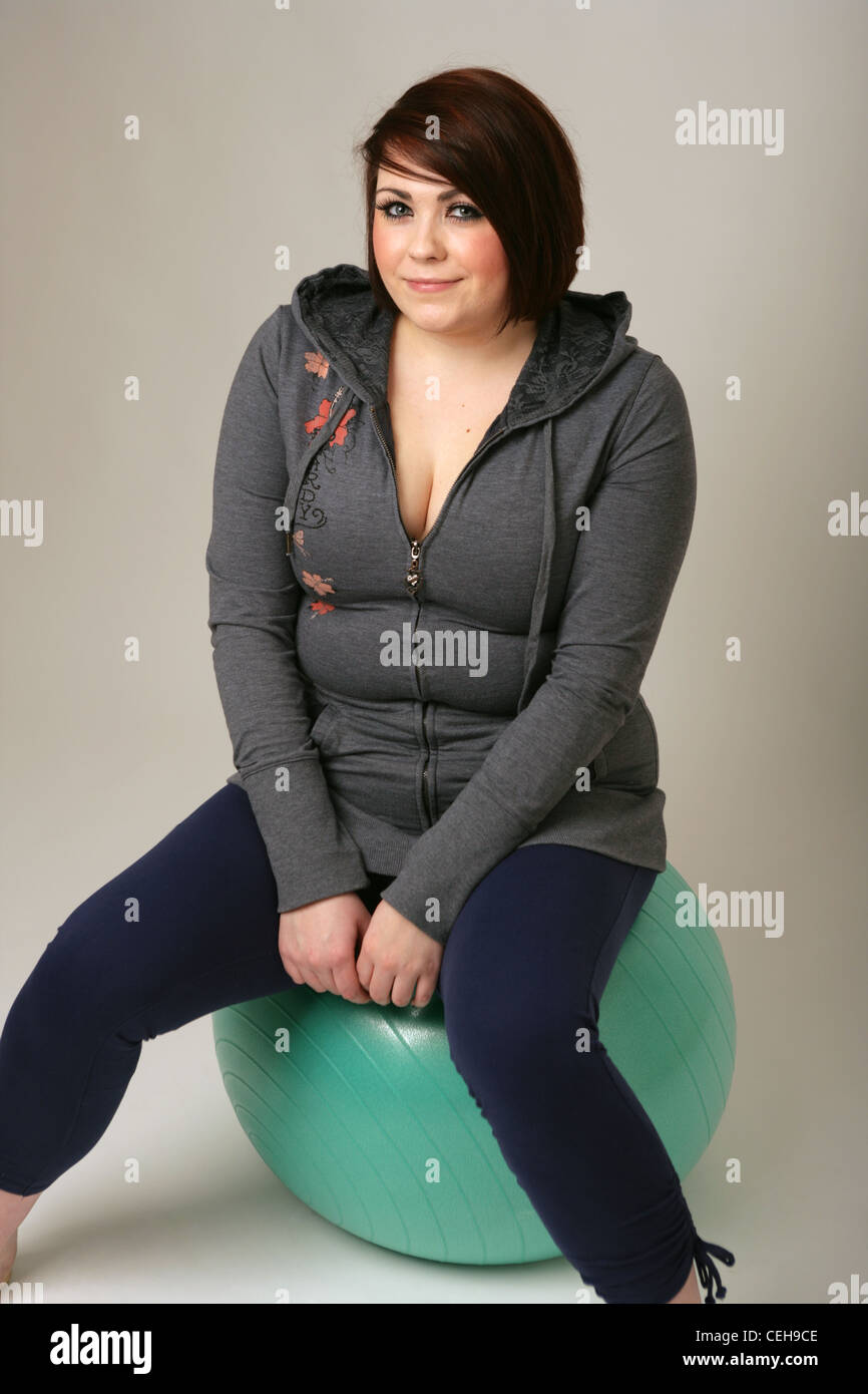 Übergewichtige Frau sitzen auf einem Gymnastikball. Stockfoto