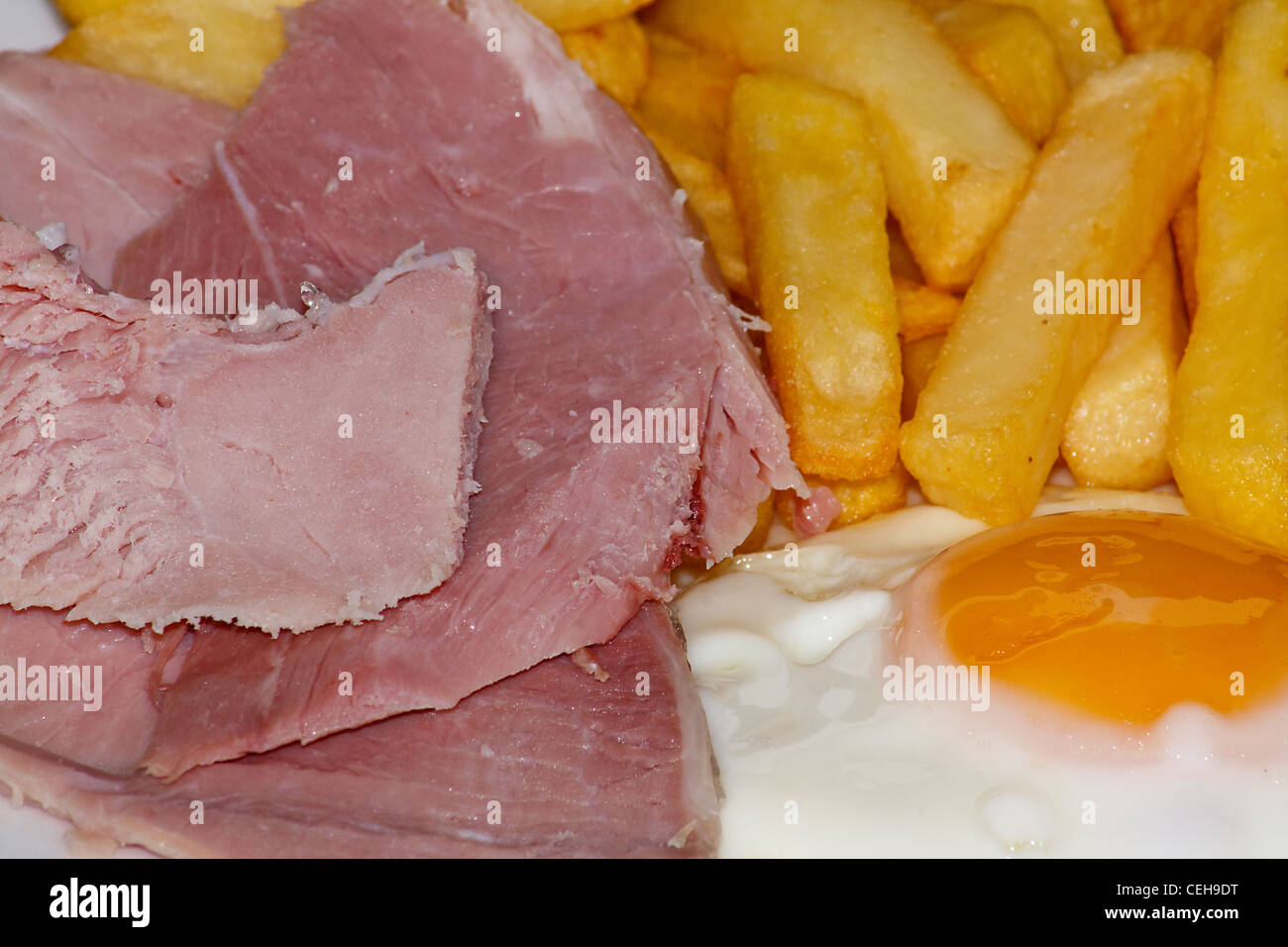Nahaufnahme von Schinken, Ei und Chips. Ein traditionelles Gericht der britischen Cafe Stockfoto