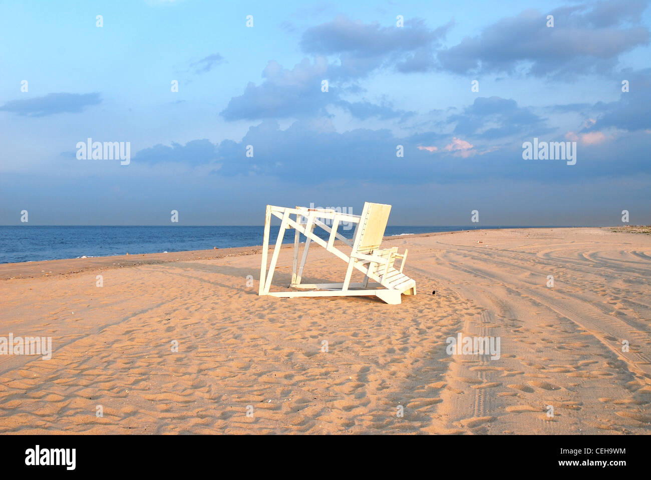 Baywatch, Stuhl, Strand, Meer, Strand, Meer, Wolken, sand Stockfoto