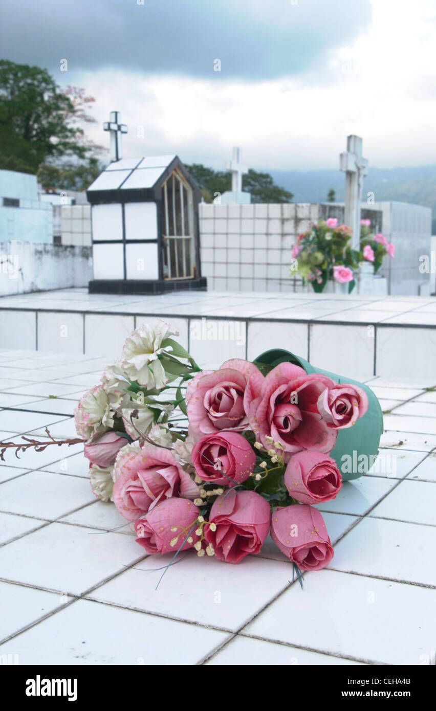 Weiß geflieste Friedhof mit Blumen in Turrialba, Costa Rica. Stockfoto