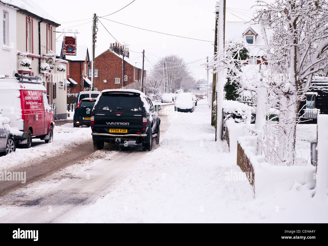 Autos Fahrzeuge Auto Fahrzeug fahren auf der Straße In starkem Schneefall UK Stockfoto