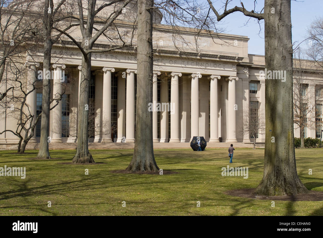 Hacker platzierten am Dienstag, den 18 2008. März, einen 20-seitigen Würfel (d20) im Killian Court des Massachusetts Institute of Technology, um an Gary Gygax zu erinnern, den Erfinder des Dungeons and Dragons-Spiels, das ein Grundnahrungsmittel der Nerd-Kultur ist und für seine Verwendung ungewöhnlich geformter Würfel bekannt ist. Stockfoto