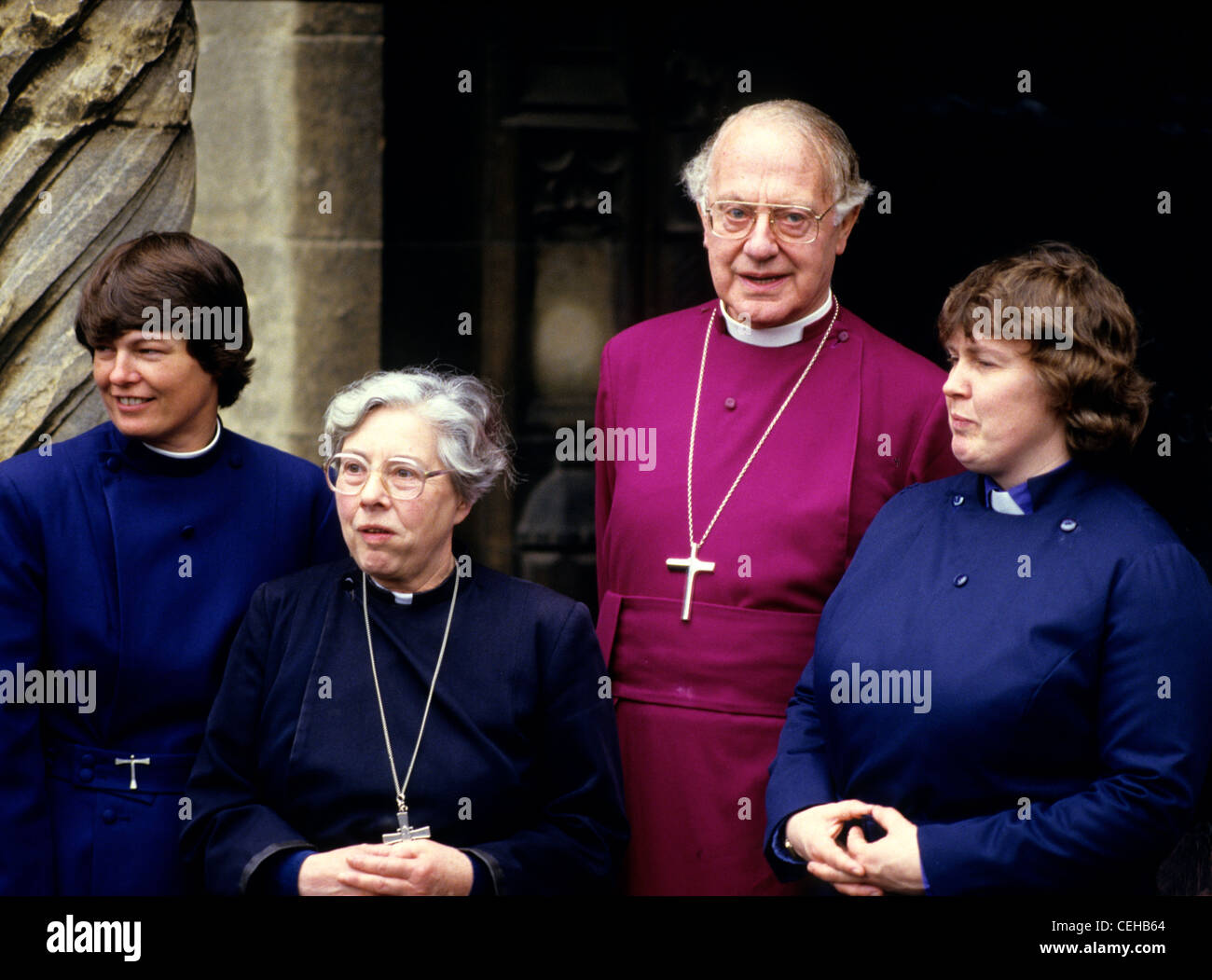 Erzbischof Runcie mit neu ordinierten Frauen Priester in Canterbury Stockfoto