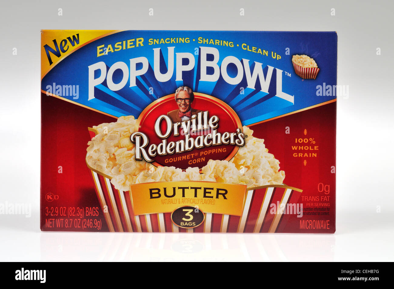 Box mit Popup-Schüssel-Mikrowellen-Popcorn auf weißem Hintergrund Ausschnitt USA. Stockfoto