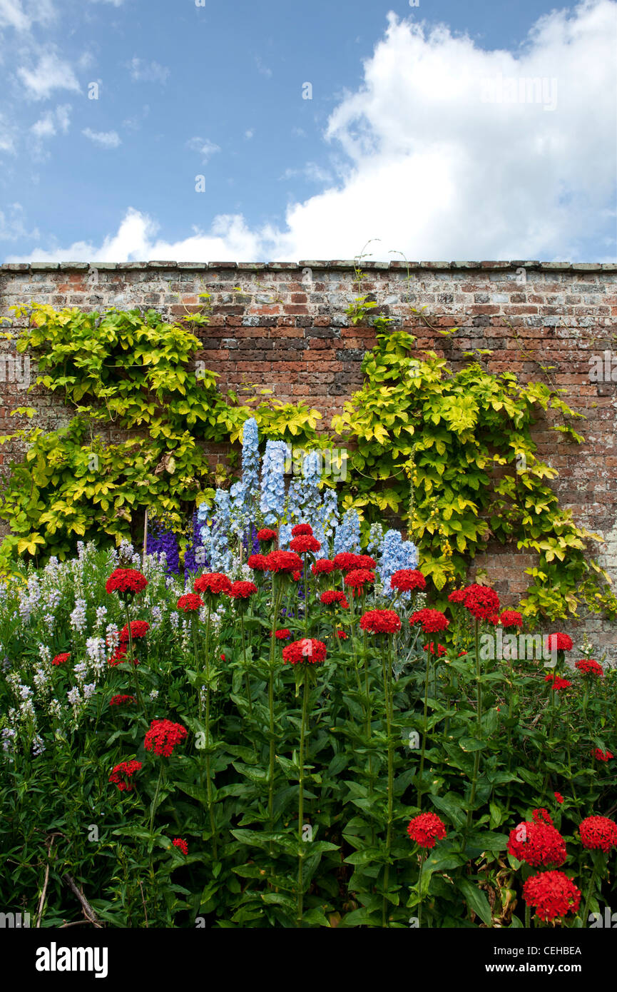 Klassische krautige Grenzübergang Waterperry Gärten, Oxfordshire, England Stockfoto