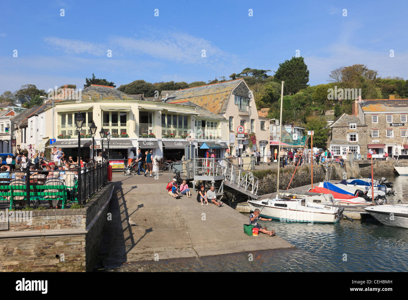 Padstow Cornwall England UK Harbourfront voll von Touristen rund um Fischerei Hafen im Norden Cornwalls Küste Stockfoto