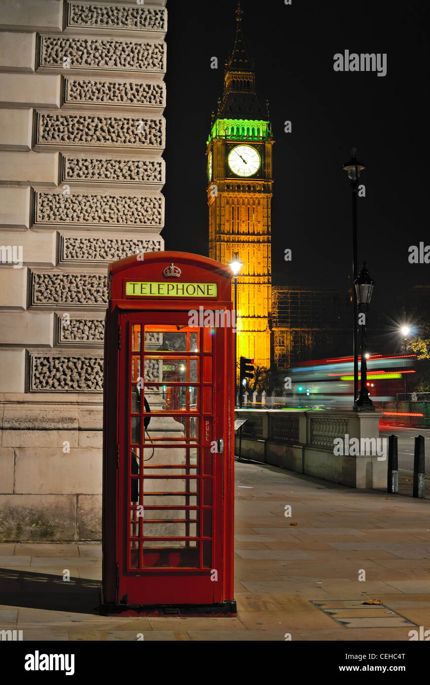 London: Traditionellen alten Stil UK rote Telefonzelle Stockfoto