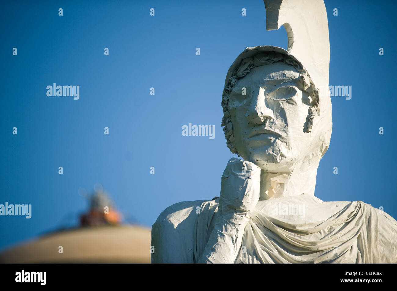 Hacker platzierten am 18. 5. 09, dem ersten Tag der Final Exams, eine riesige Statue der griechischen Göttin Athena im Killian Court des mit. Stockfoto