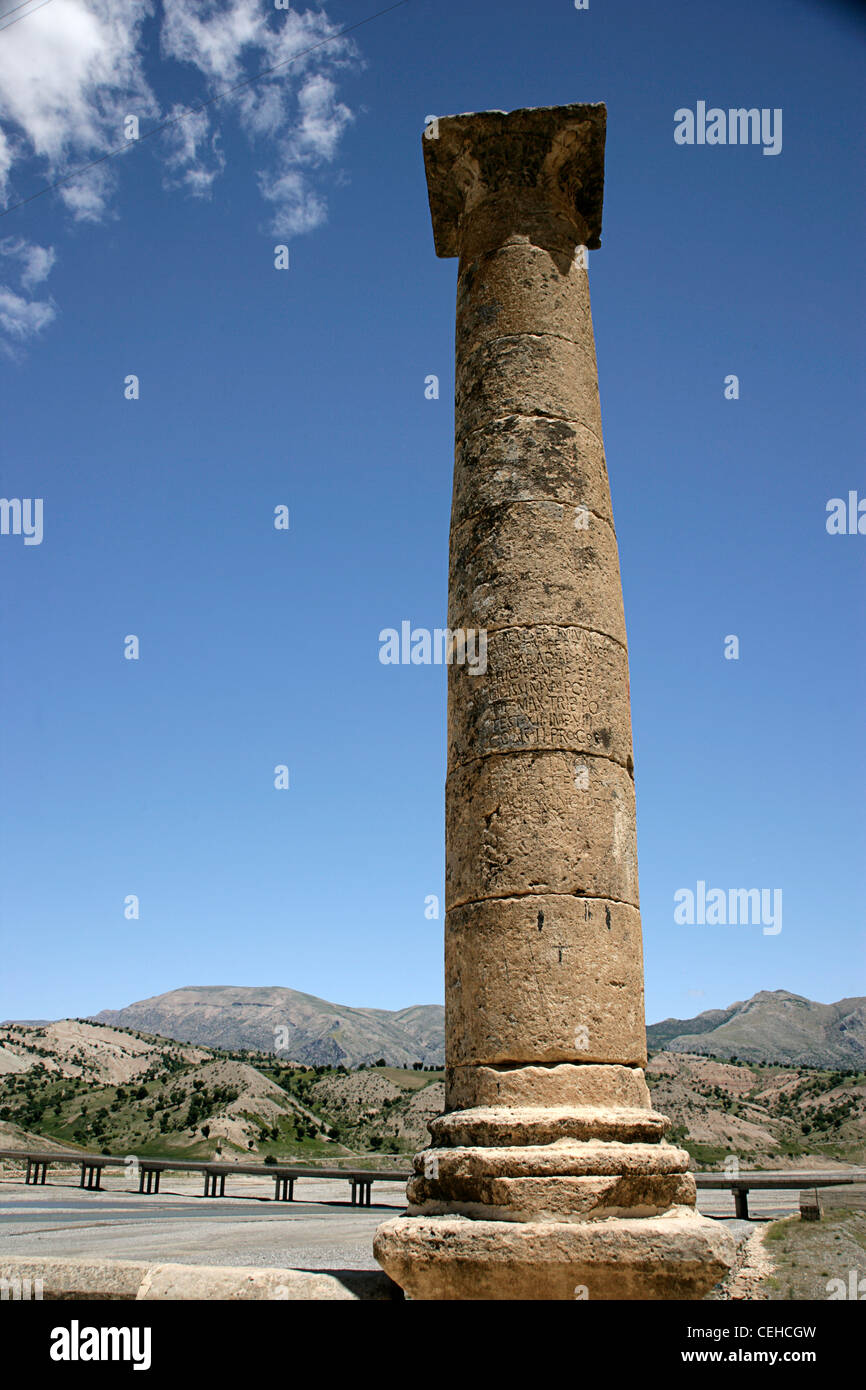 Eine Säule der römischen Cendere oder Septimius-Severus-Brücke mit ihrem modernen Ersatz, Provinz Adiyaman, Südosttürkei Stockfoto