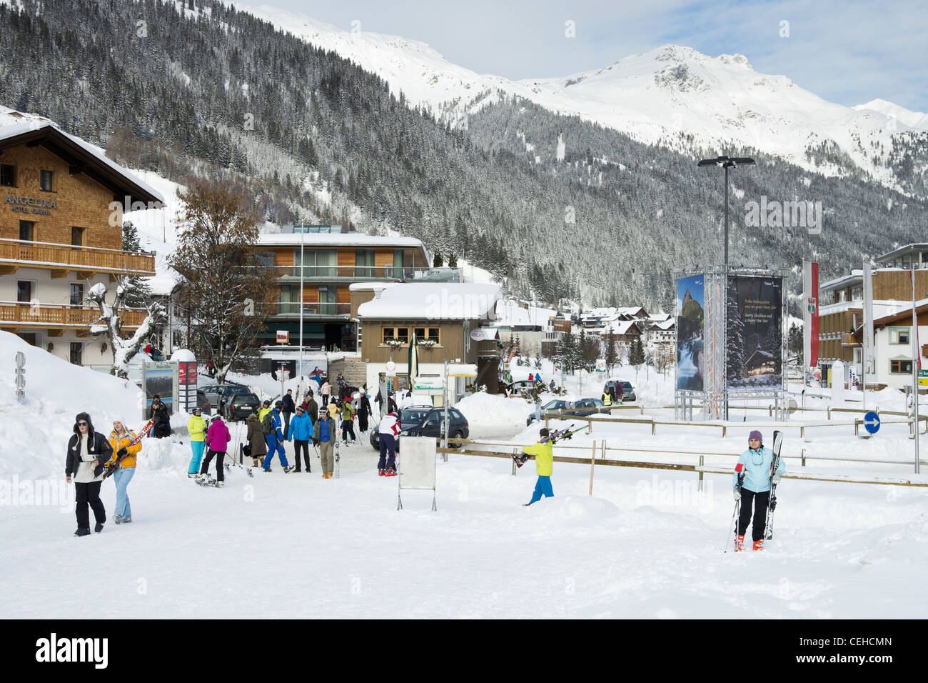 St. Anton am Arlberg, Tirol, Österreich, Europa. Village Szene mit Skifahrer im österreichischen alpinen Skigebiet mit Schnee im Winter Stockfoto
