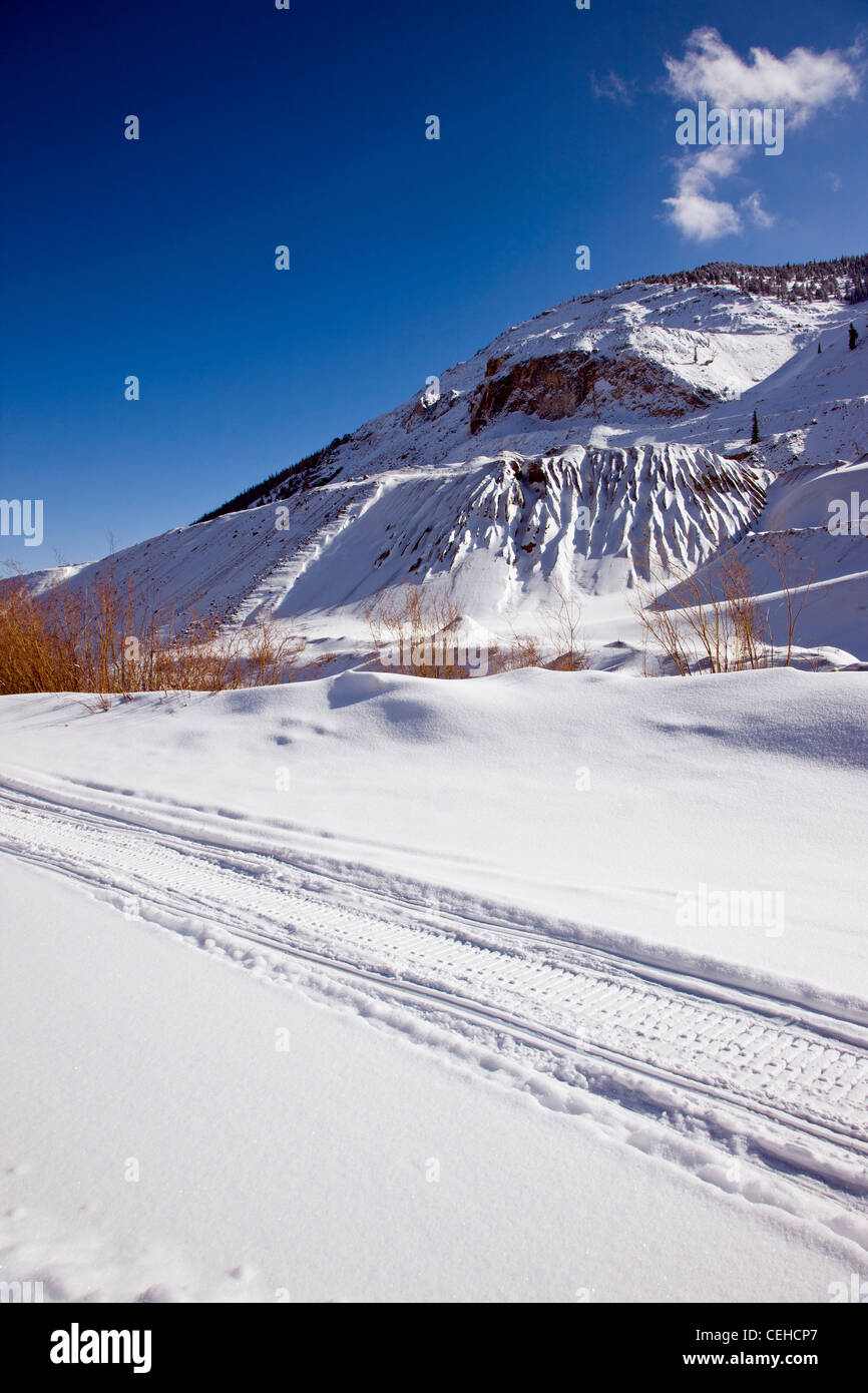 Frische Schneemobil Tracks auf dem Schnee bedeckt Bergstraße in der Nähe von Monarch Pass, Chaffee County, Colorado, USA Stockfoto