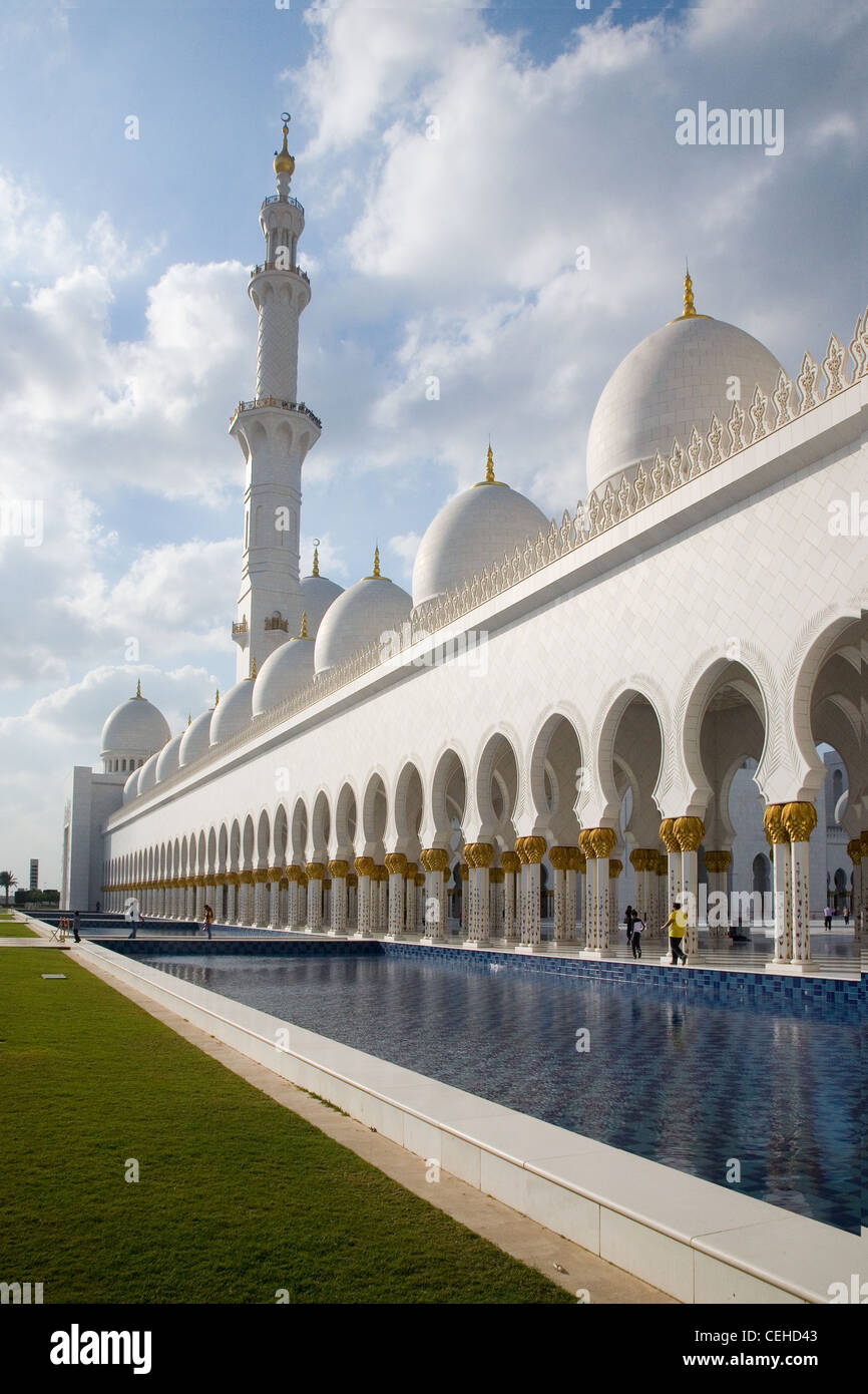 Die Sheikh Zayed Grand Moschee in Abu Dhabi, Vereinigte Arabische Emirate Stockfoto