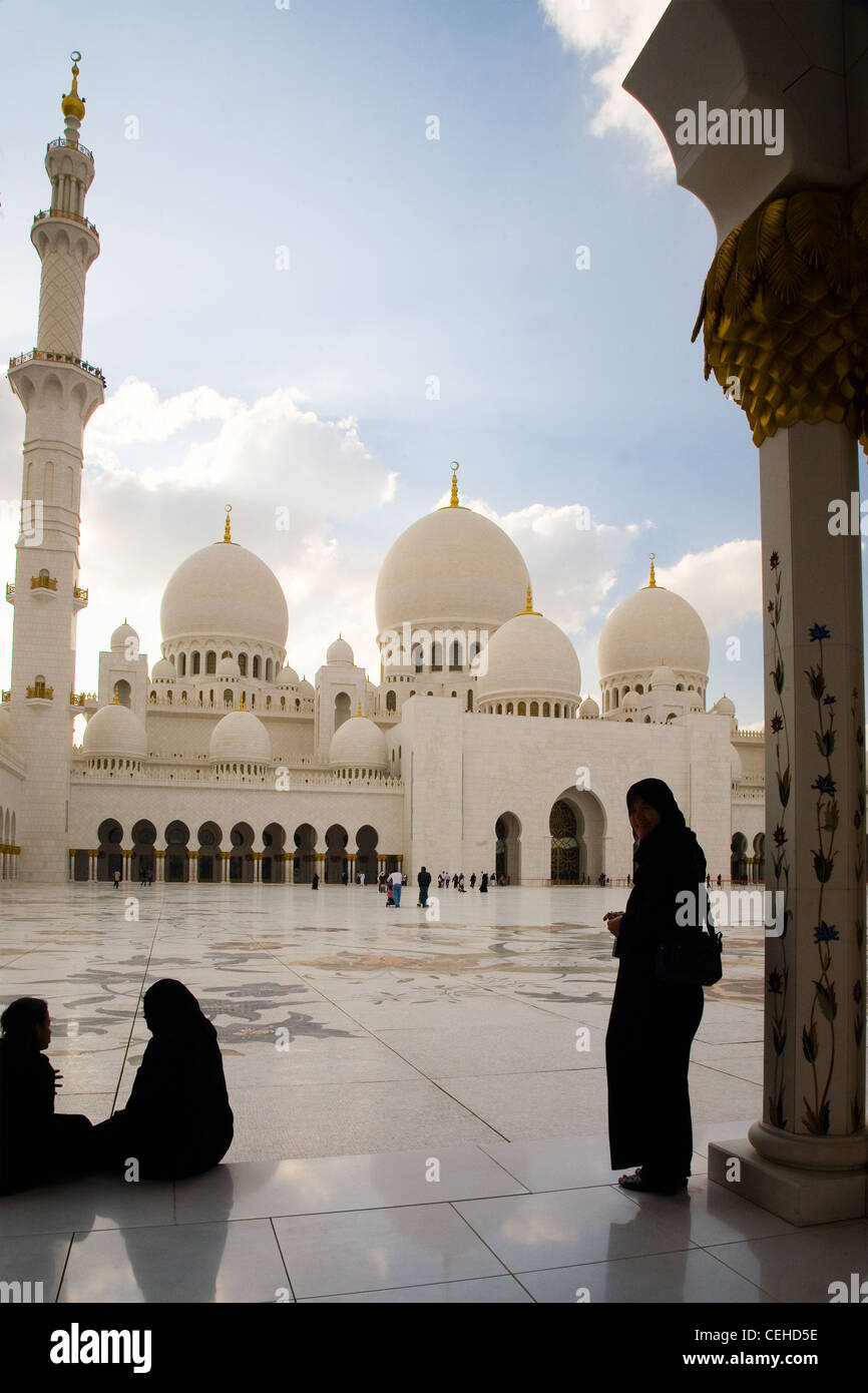 Drei Frauen in der Scheich-Zayid-Moschee in Abu Dhabi, Vereinigte Arabische Emirate Stockfoto