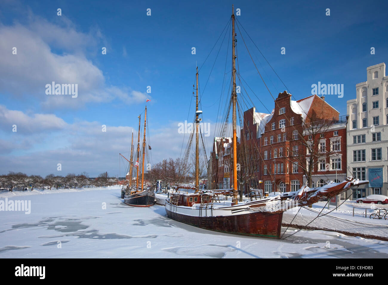 Segelschiff im Schnee im Winter im Hafenmuseum in der Hansestadt Lübeck, Obertrave, Deutschland Stockfoto