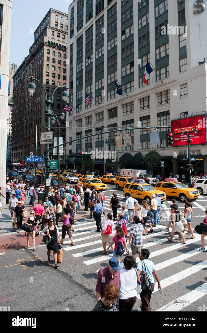 Fußgänger überqueren Straße in West 34th Street, New York. auf einem Zebrastreifen Stockfoto