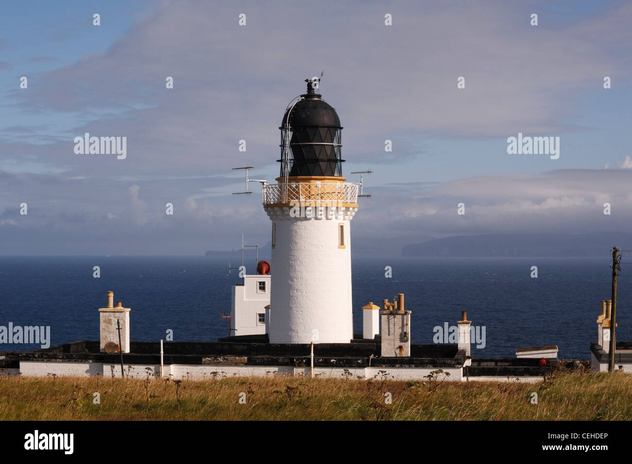 Dunnet Head Leuchtturm, mit der Insel Hoy in der Ferne. Stockfoto