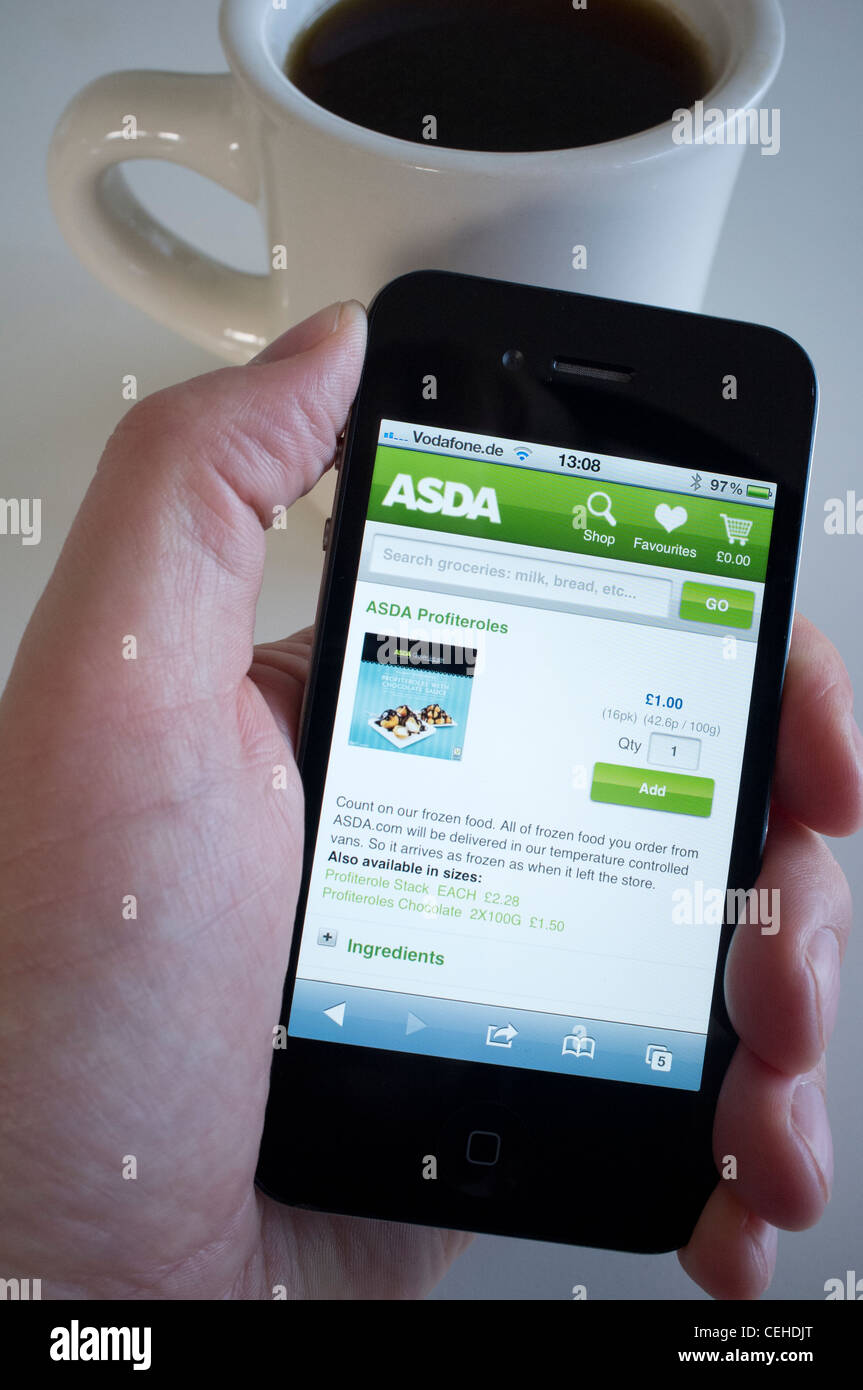 Einkaufen bei Asda online auf einem iPhone Smartphone 4 G Stockfoto