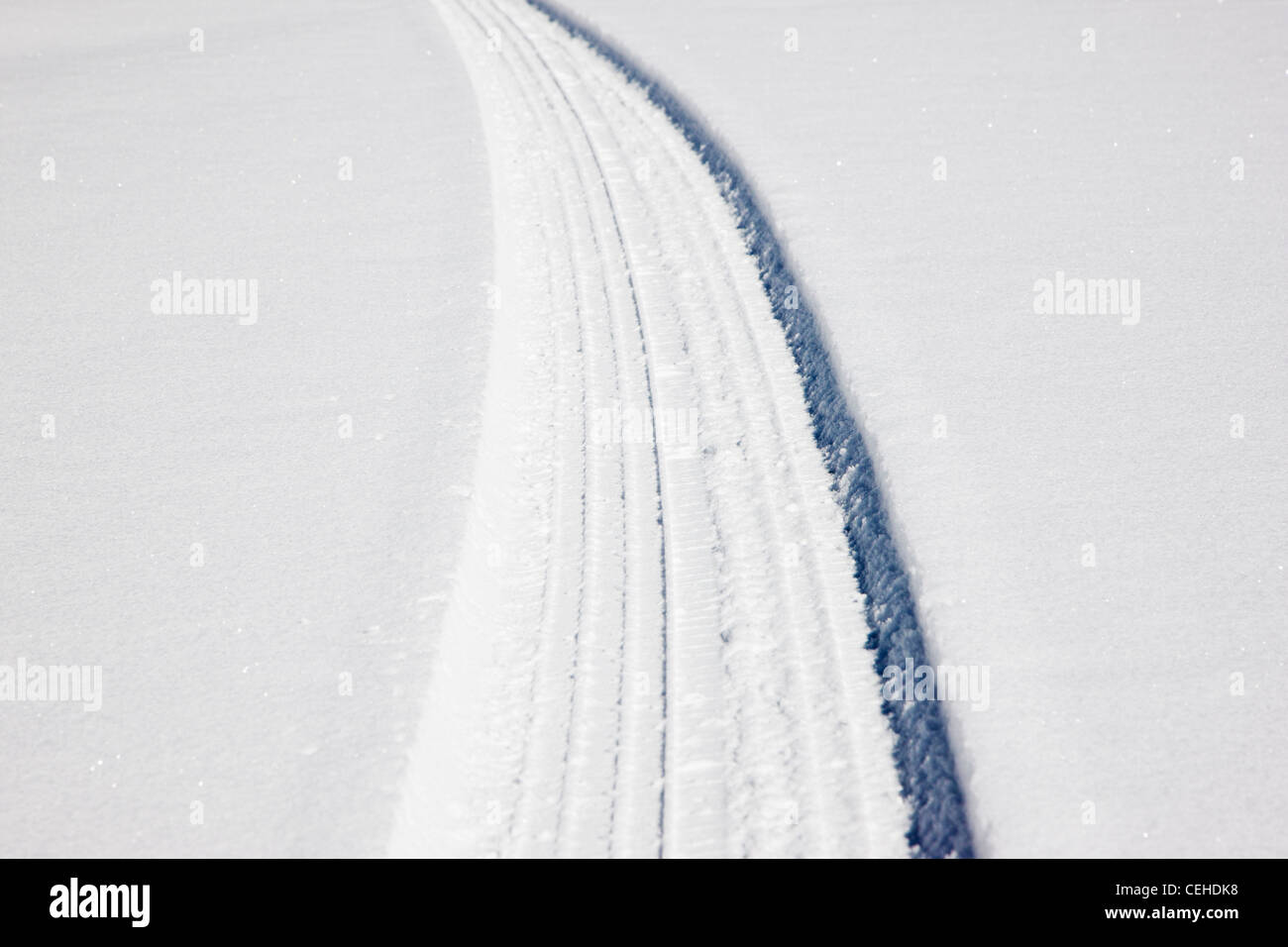Frische Reifenspuren auf dem Schnee bedeckt Bergstraße in der Nähe von Monarch Pass, Chaffee County, Colorado, USA Stockfoto